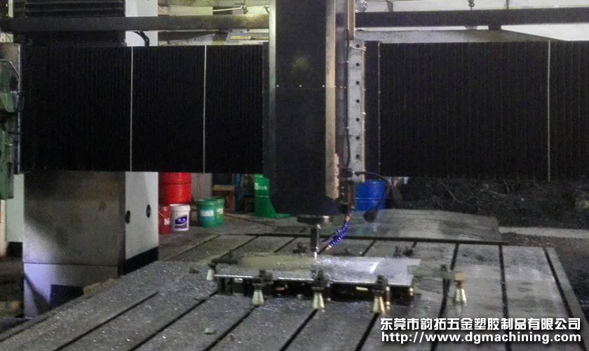 大型數(shù)控龍門銑機械加工操作人員需注意什么？